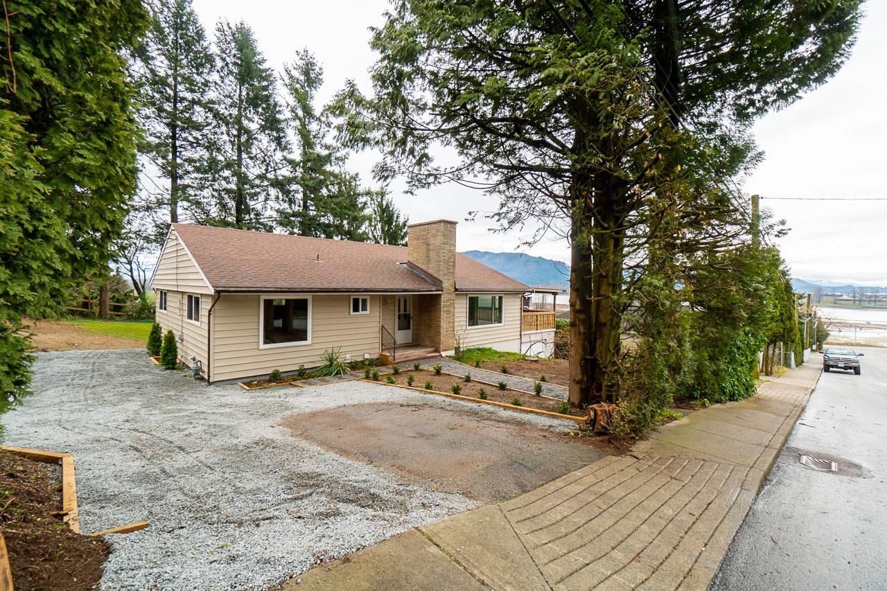 Main Photo: 8232 DEWDNEY TRUNK Road in Mission: Mission BC House for sale : MLS®# R2695753