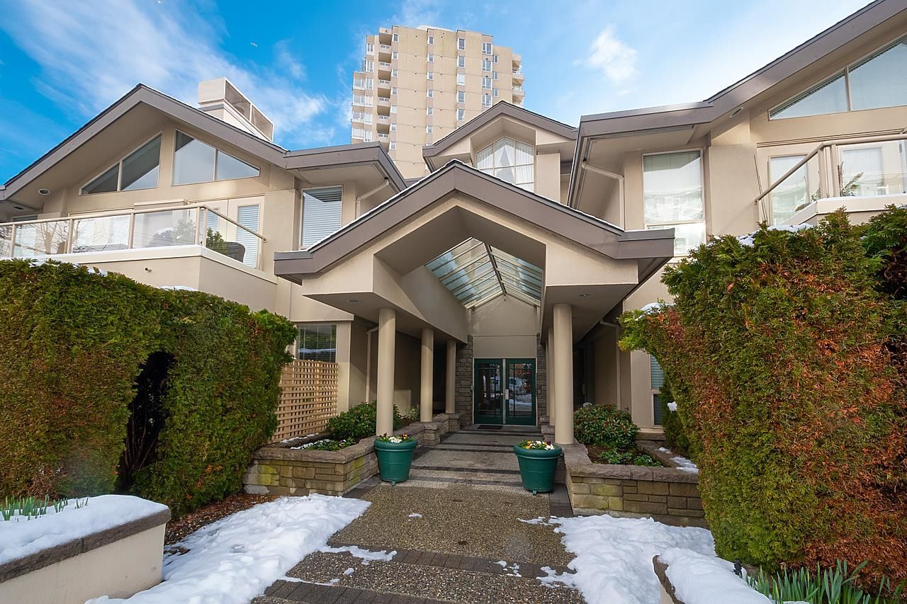 Main Photo: 204 2202 MARINE Drive in West Vancouver: Dundarave Condo for sale in "STRATFORD COURT" : MLS®# R2756679