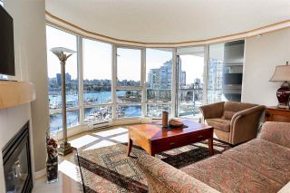 Photo 3: 902 1067 MARINASIDE Crescent in Vancouver: Yaletown Condo for sale in "QUAYWEST TWO" (Vancouver West)  : MLS®# R2004364