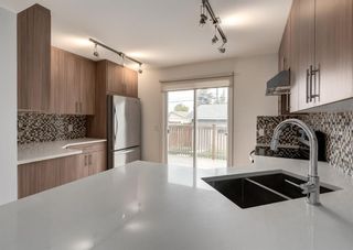 Photo 11: 836 68 Avenue SW in Calgary: Kingsland Semi Detached (Half Duplex) for sale : MLS®# A1250155