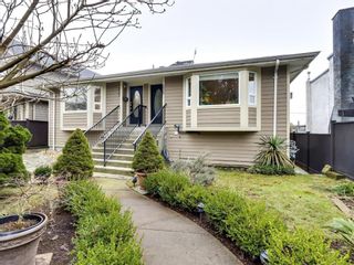 Photo 1: 225 W 19TH STREET in North Vancouver: Central Lonsdale 1/2 Duplex for sale : MLS®# R2646806