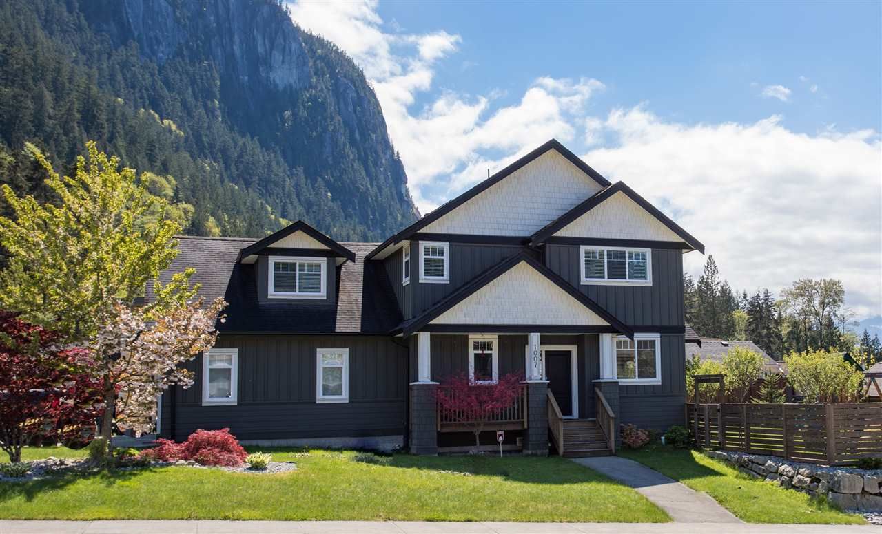 Main Photo: 1007 BALSAM Place in Squamish: Valleycliffe House for sale in "RAVENS PLATEAU" : MLS®# R2232949