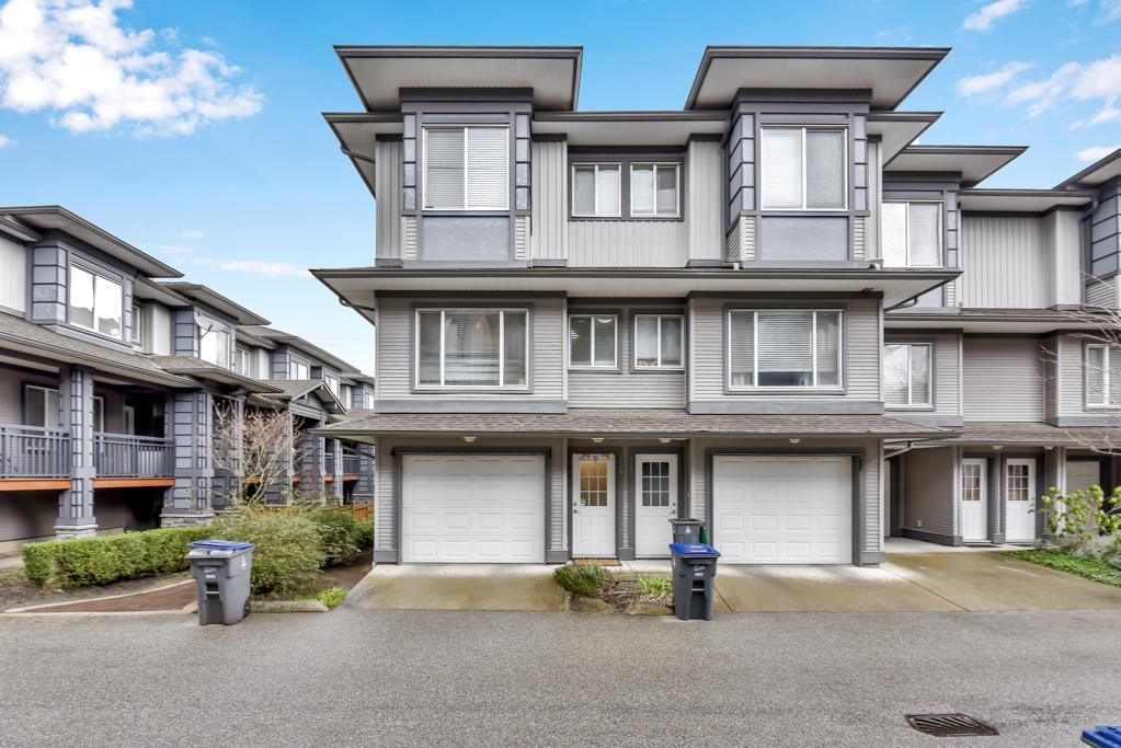 Main Photo: 112 18701 66 Avenue in Surrey: Cloverdale BC Townhouse for sale (Cloverdale)  : MLS®# R2743554