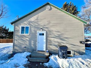 Photo 3: 321 2nd Avenue Northeast in Dauphin: R30 Residential for sale (R30 - Dauphin and Area)  : MLS®# 202402251
