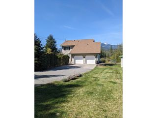 Photo 1: 925 COLUMBIA ROAD in Castlegar: House for sale : MLS®# 2476320