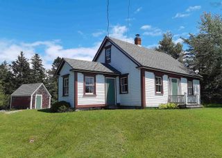 Photo 1: 21 Herring Rock Road in Blue Rocks: 405-Lunenburg County Residential for sale (South Shore)  : MLS®# 202405626