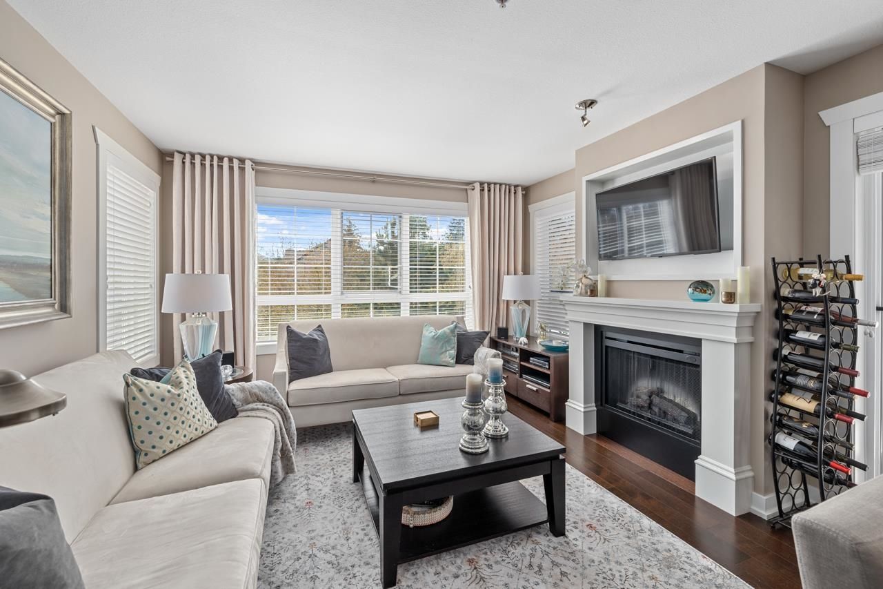 Main Photo: 301 2950 KING GEORGE Boulevard in Surrey: King George Corridor Condo for sale in "High Street @ South Point" (South Surrey White Rock)  : MLS®# R2684639