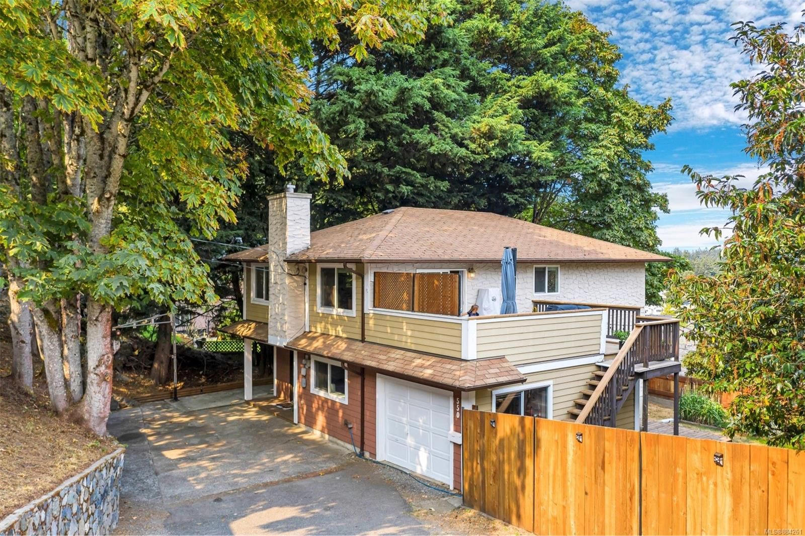 Main Photo: 550 Stornoway Dr in Colwood: Co Triangle House for sale : MLS®# 884261