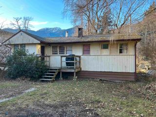 Photo 2: 38062 SIXTH Avenue in Squamish: Downtown SQ House for sale : MLS®# R2749991