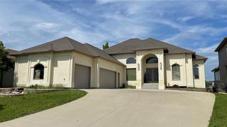 Photo 1: 11 Westwater Drive in Winnipeg: Royalwood Residential for sale (2J)  : MLS®# 202214997