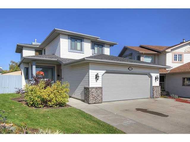 Main Photo: 230 SUNVISTA Court SE in Calgary: Sundance Residential Detached Single Family for sale : MLS®# C3637145