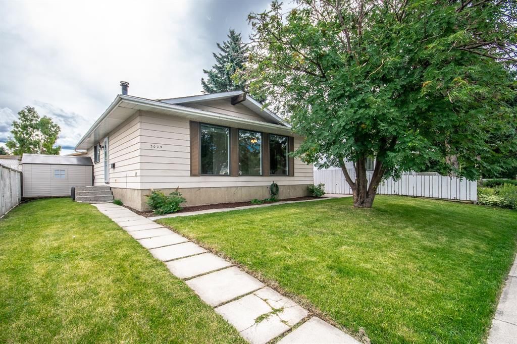 Main Photo: 3005 DOVERBROOK Road SE in Calgary: Dover Detached for sale : MLS®# A1020927