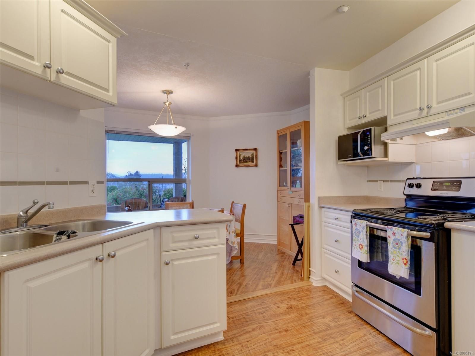 Photo 11: Photos: 106 6585 Country Rd in Sooke: Sk Sooke Vill Core Condo for sale : MLS®# 890178