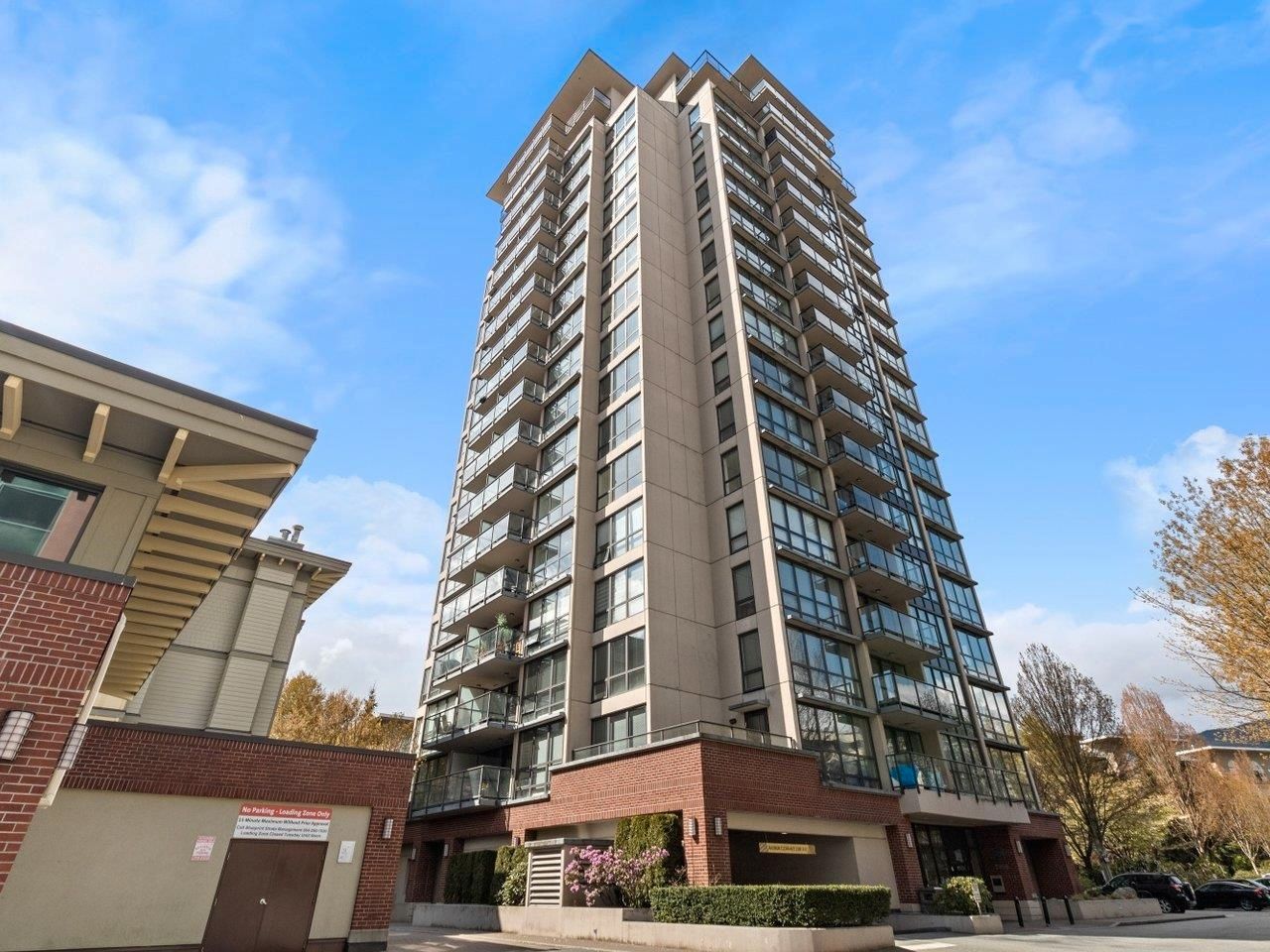 Main Photo: 1902 2959 GLEN Drive in Coquitlam: North Coquitlam Condo for sale in "THE PARC" : MLS®# R2723893
