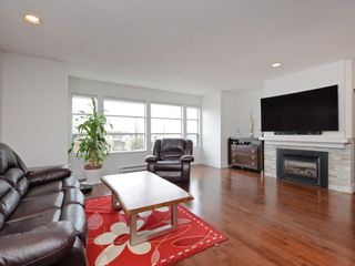 Photo 2: 8 700 ST. GEORGES Avenue in North Vancouver: Central Lonsdale Townhouse for sale : MLS®# R2329116