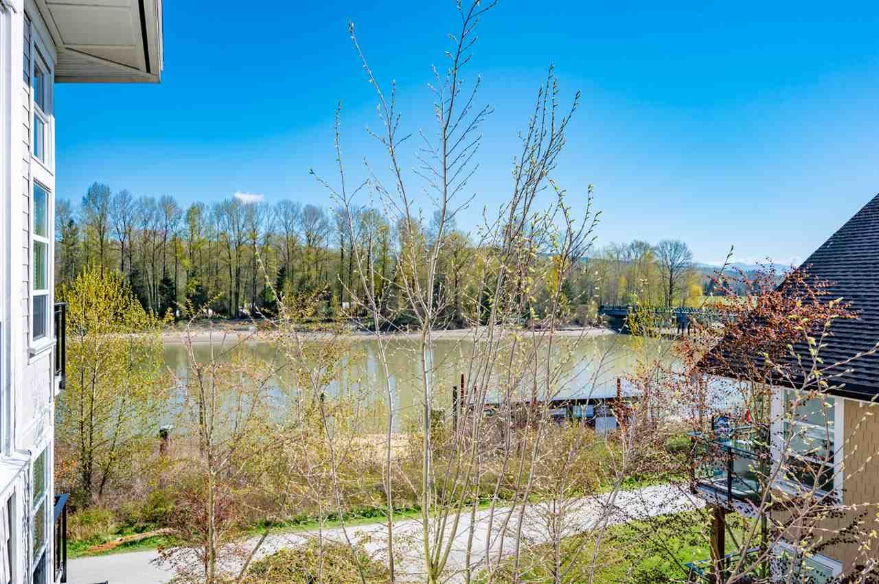 Main Photo: 405 23255 BILLY BROWN Road in Langley: Fort Langley Condo for sale in "VILLAGE at Bedford Landing" : MLS®# R2450472