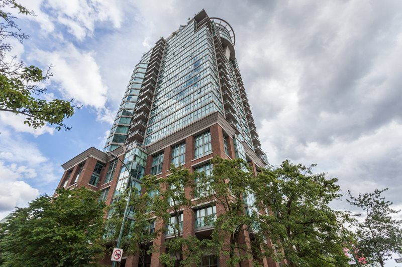 Main Photo: 2205 1128 QUEBEC STREET in : Downtown VE Condo for sale : MLS®# R2079685