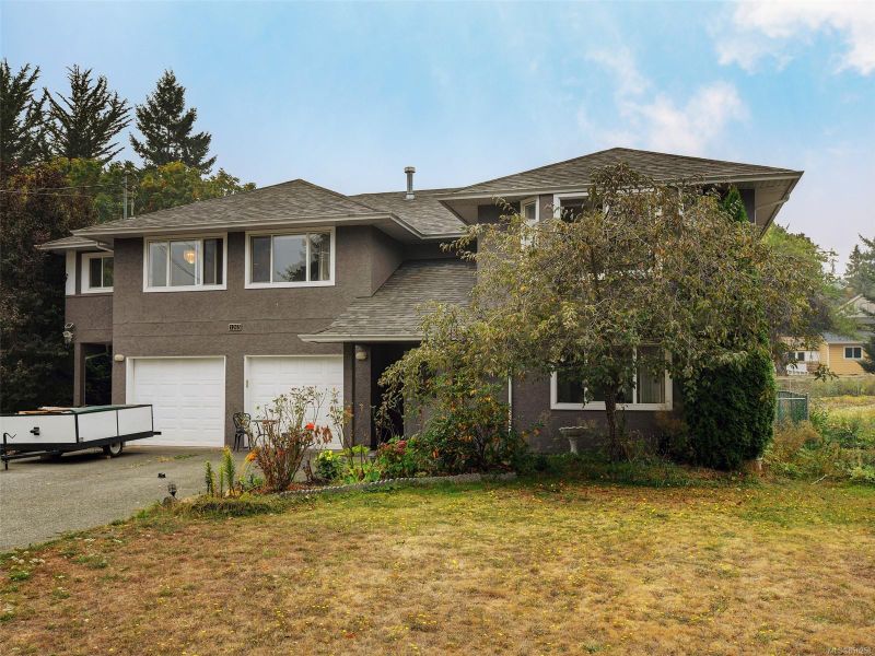 FEATURED LISTING: 1265 Dunsterville Ave Saanich