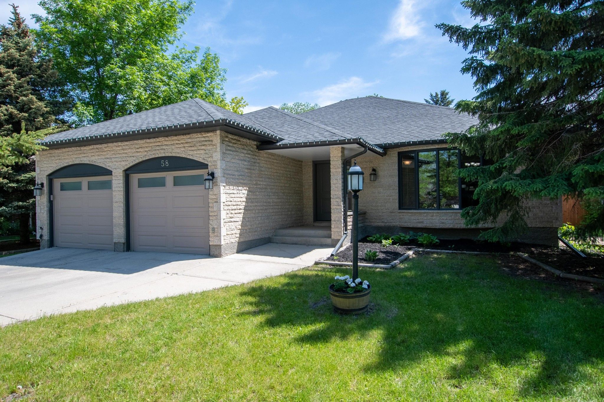 Main Photo: 58 Lindenwood Drive West in Winnipeg: Linden Woods Residential for sale (1M)  : MLS®# 202213712