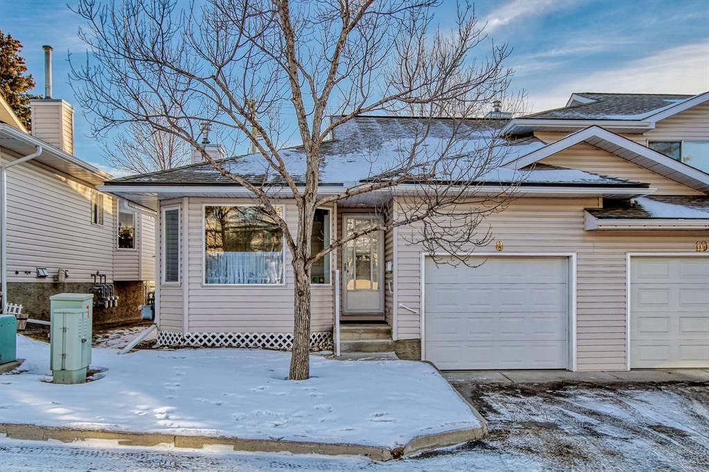 Main Photo: 8 604 Griffin Road W: Cochrane Row/Townhouse for sale : MLS®# A2036142