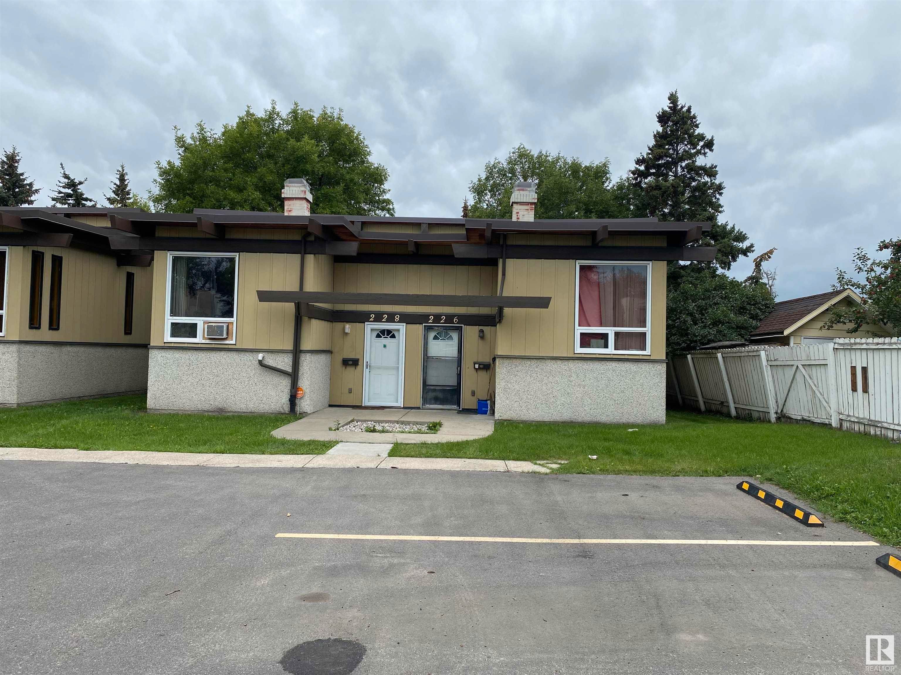 Main Photo: 226 RICHFIELD Road in Edmonton: Zone 29 House Half Duplex for sale : MLS®# E4355324