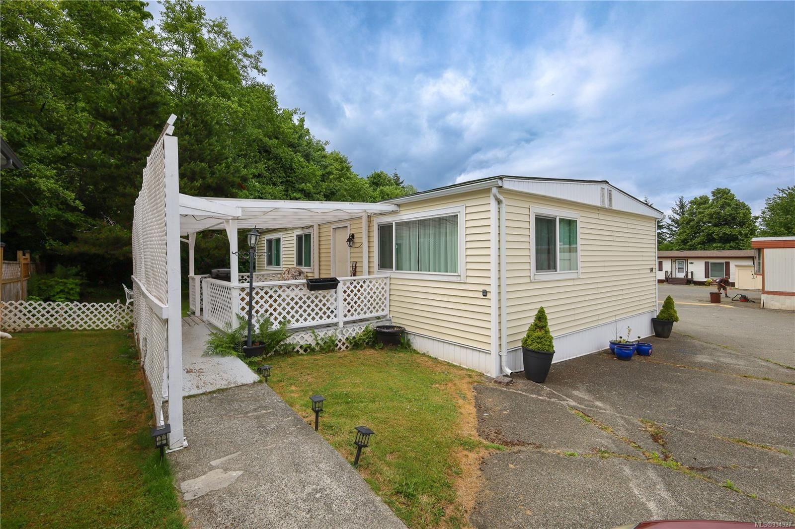 Main Photo: 84 951 Homewood Rd in Campbell River: CR Campbell River Central Manufactured Home for sale : MLS®# 934327
