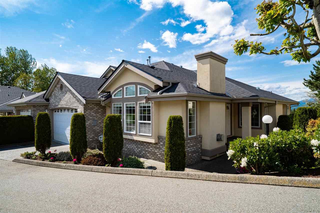 Main Photo: 13 32777 CHILCOTIN Road in Abbotsford: Central Abbotsford Townhouse for sale in "Cartier Heights" : MLS®# R2454718