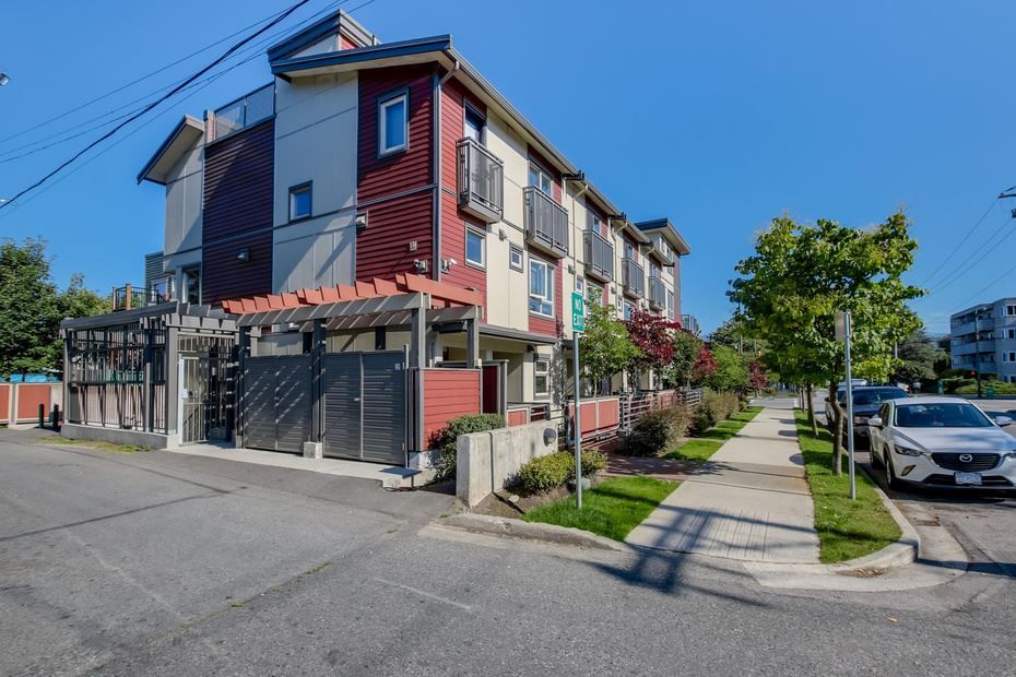 Main Photo: 2525 WOODLAND Drive in Vancouver: Grandview Woodland Townhouse for sale (Vancouver East)  : MLS®# R2355354