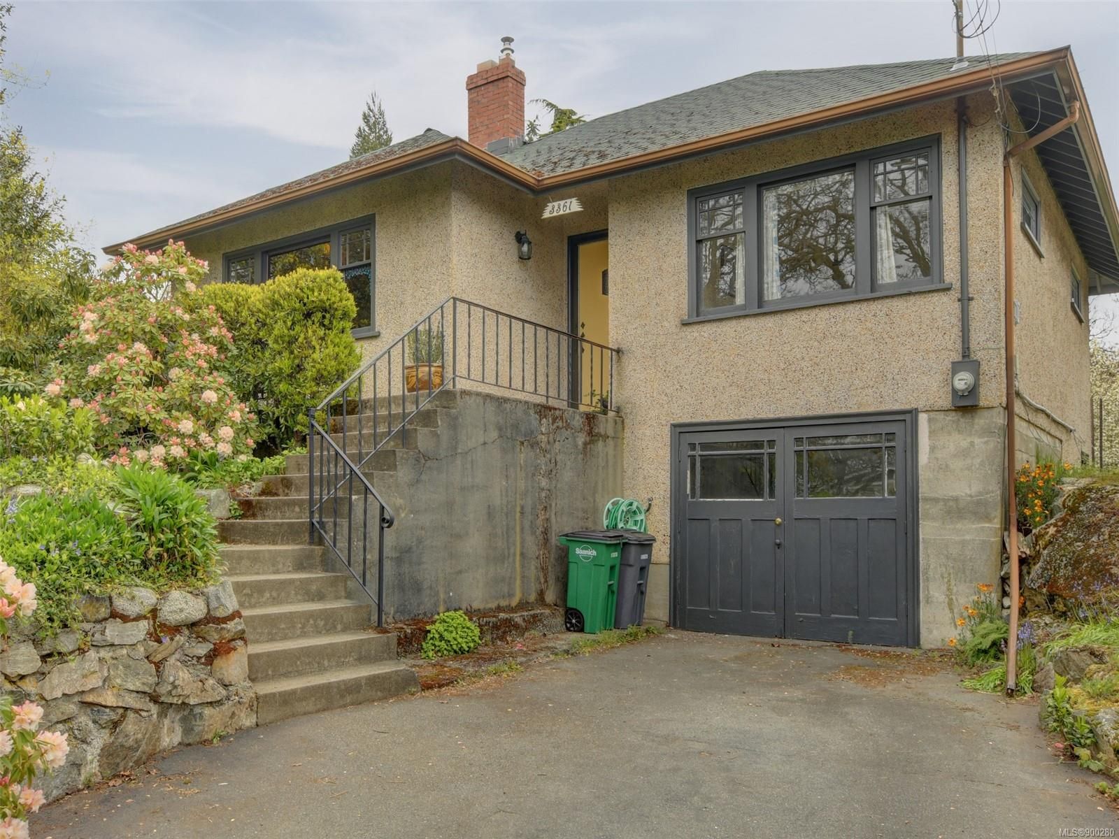 Photo 2: Photos: 3361 Doncaster Dr in Saanich: SE Cedar Hill House for sale (Saanich East)  : MLS®# 900280