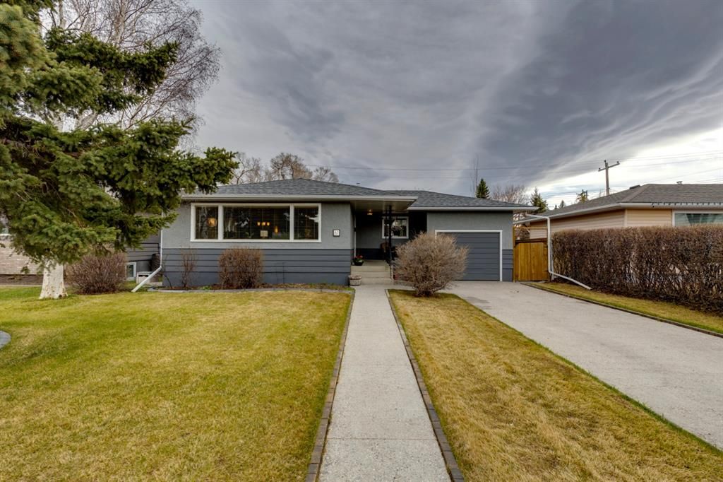 Main Photo: 61 Grafton Drive SW in Calgary: Glamorgan Detached for sale : MLS®# A1216961