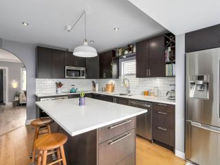 Photo 6: 2651 VENABLES Street in Vancouver: Renfrew VE House for sale (Vancouver East)  : MLS®# R2266027