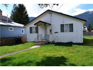 Photo 1: 38045 THIRD AVENUE in Squamish: Downtown SQ House for sale : MLS®# V1137366