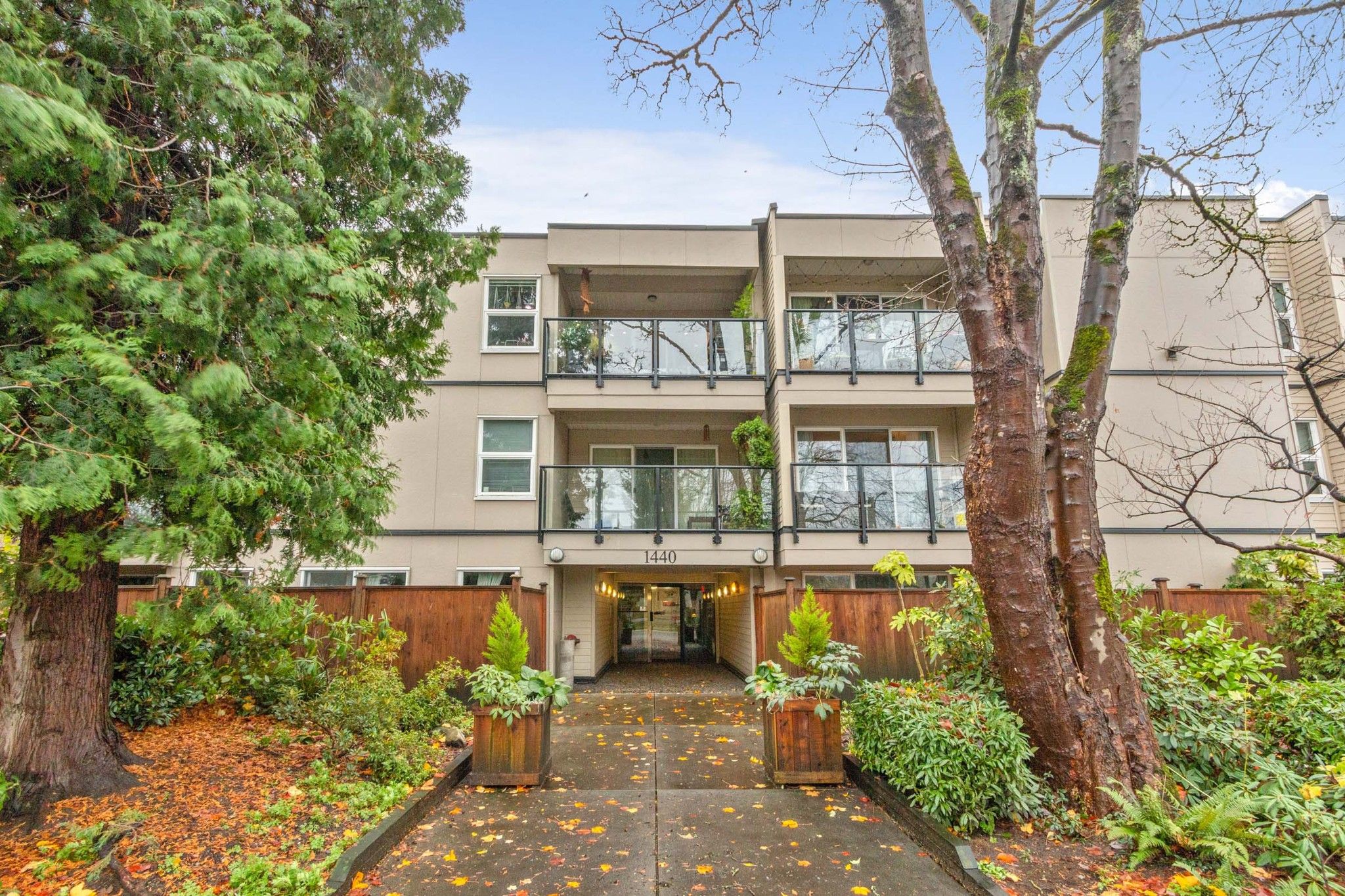 Main Photo: 315 1440 E BROADWAY in Vancouver: Grandview Woodland Condo for sale in "Alexandra" (Vancouver East)  : MLS®# R2633576