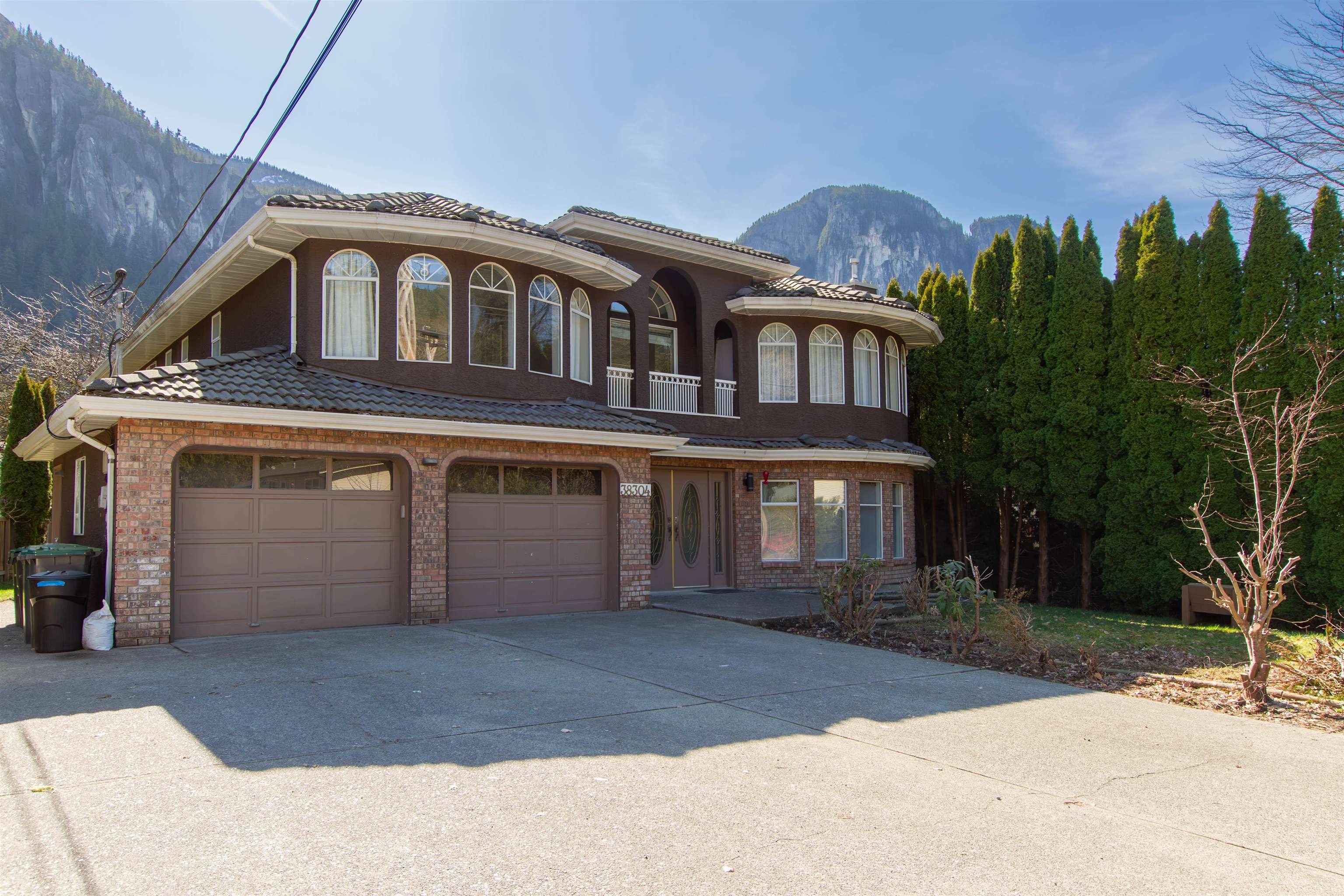 Main Photo: 38304 WESTWAY Avenue in Squamish: Valleycliffe House for sale : MLS®# R2861636