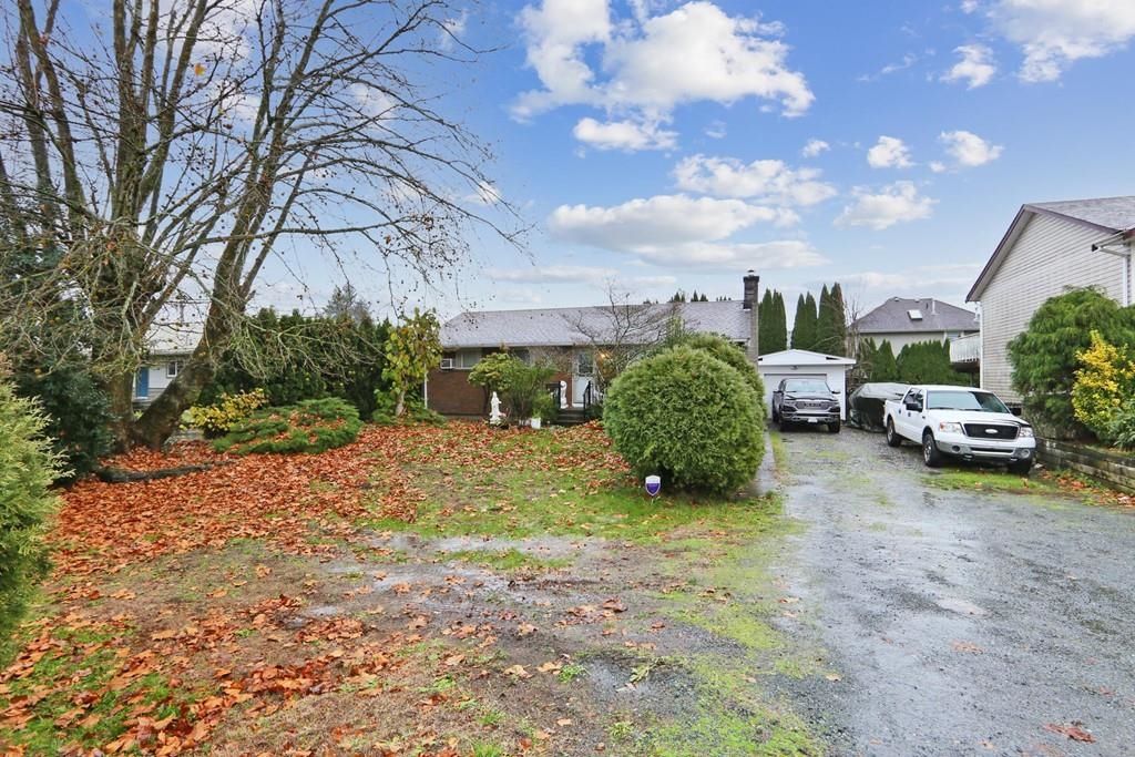 Main Photo: 10058 YOUNG Road in Chilliwack: Chilliwack N Yale-Well House for sale : MLS®# R2634333