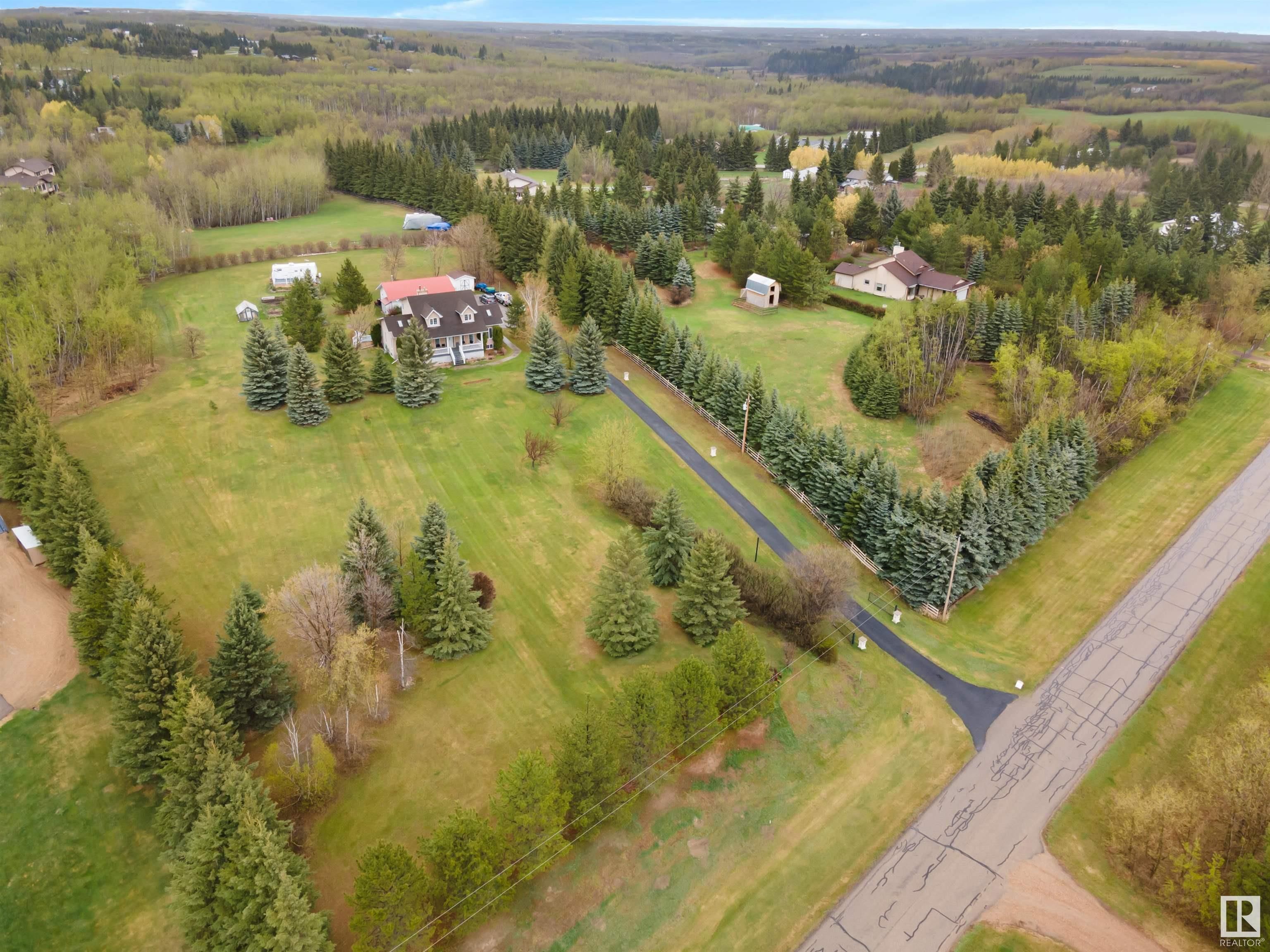 Main Photo: 48 Valley Drive: Rural Sturgeon County House for sale : MLS®# E4294939