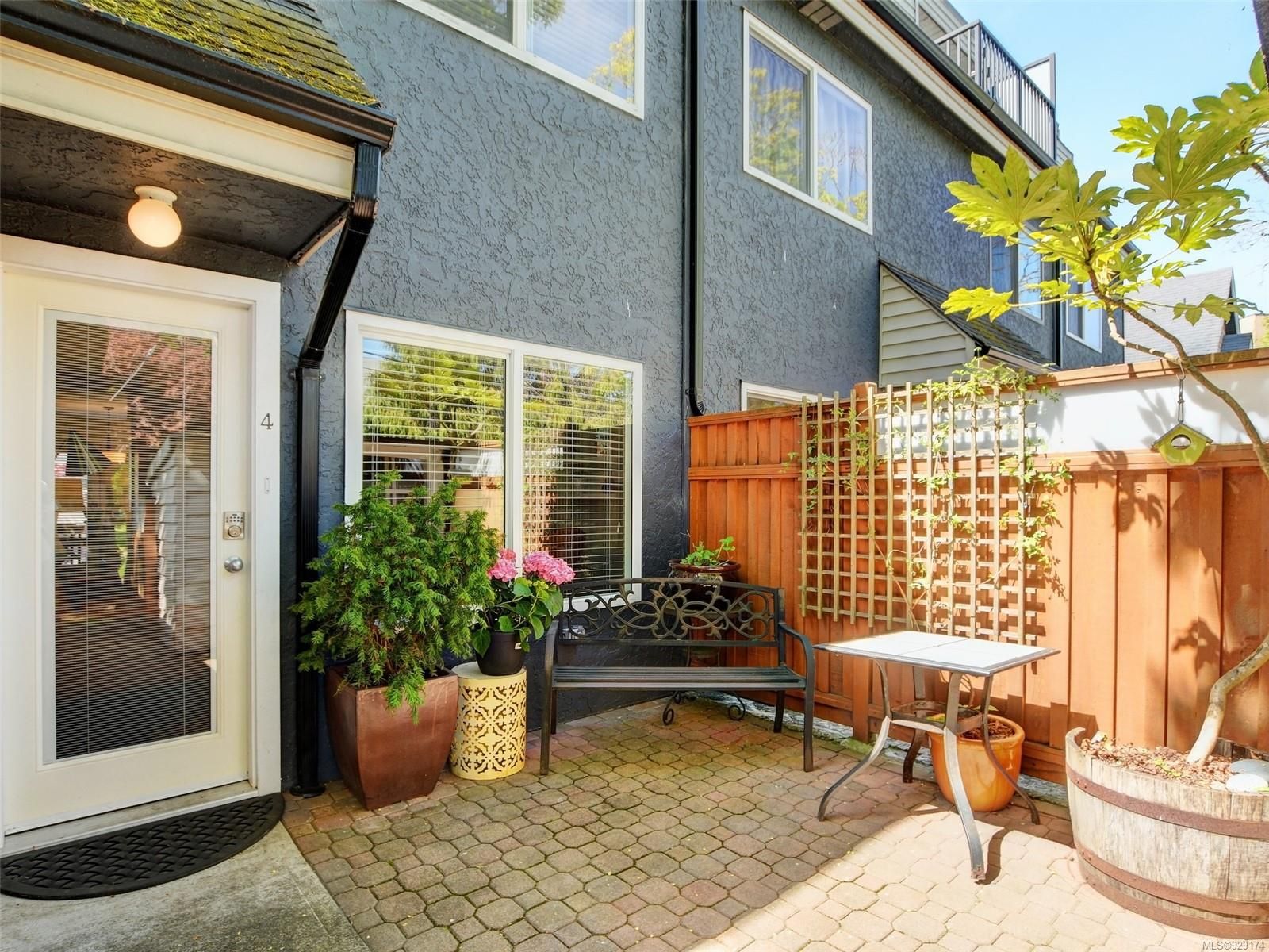 Main Photo: 4 145 Niagara St in Victoria: Vi James Bay Row/Townhouse for sale : MLS®# 929174