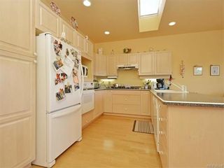 Photo 2: 11 4300 Stoneywood Lane in VICTORIA: SE Broadmead Row/Townhouse for sale (Saanich East)  : MLS®# 748264