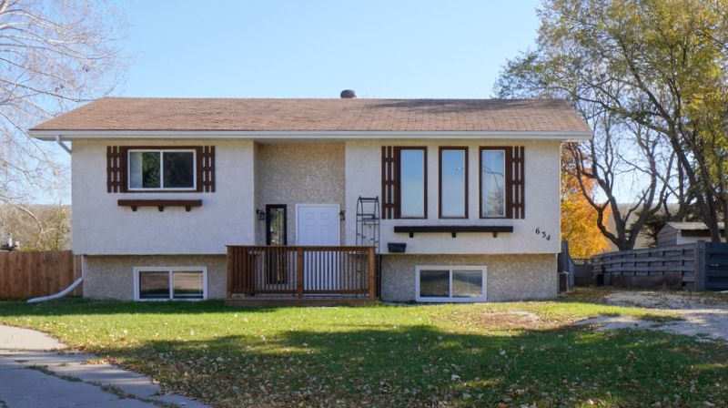 Main Photo: 634 Spruce Bay in Portage la Prairie: House for sale : MLS®# 202225461