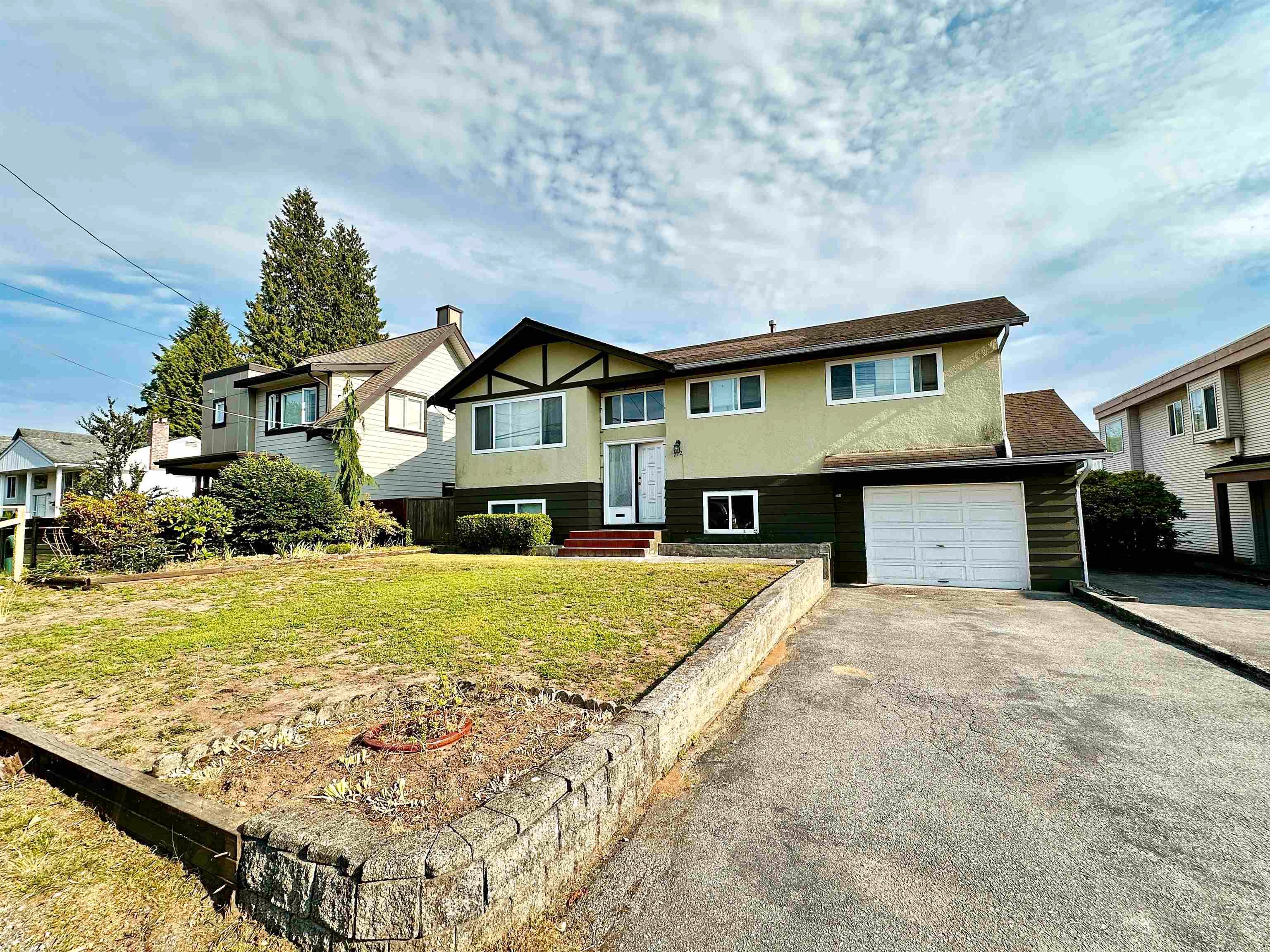 Main Photo: 712 MORRISON Avenue in Coquitlam: Coquitlam West House for sale : MLS®# R2841666