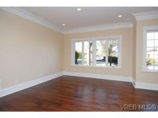 Photo 2: 1575 Westall Ave in VICTORIA: Vi Oaklands House for sale (Victoria)  : MLS®# 528207