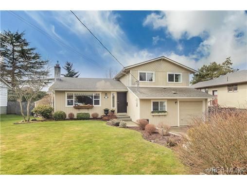 Main Photo: 2207 Edgelow Street in VICTORIA: SE Arbutus Residential for sale (Saanich East)  : MLS®# 334000
