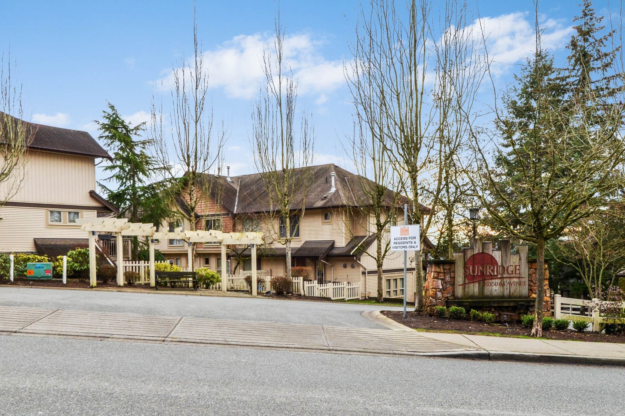 Main Photo: 77 20350 68 Avenue in Langley: Willoughby Heights Townhouse for sale in "SUNRIDGE" : MLS®# R2752221