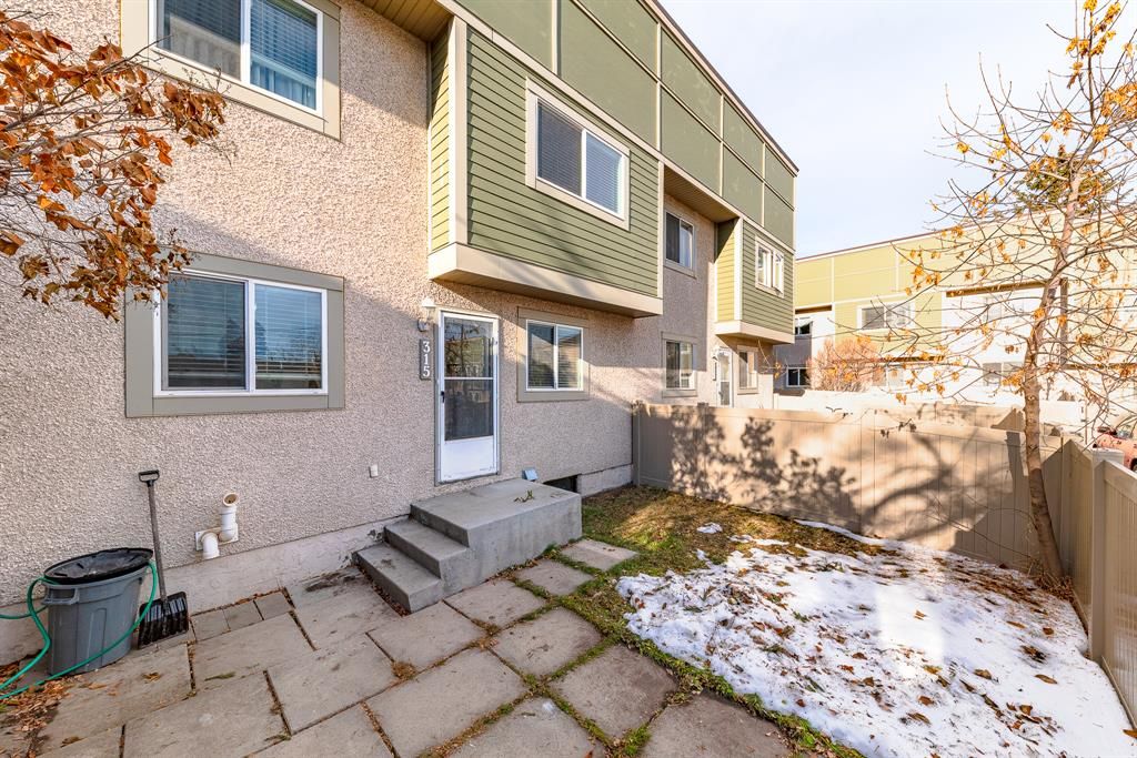 Main Photo: 315 405 64 Avenue NE in Calgary: Thorncliffe Row/Townhouse for sale : MLS®# A2013678
