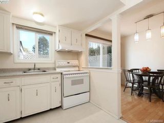 Photo 9: 1 1040 Kenneth St in Saanich: SE Lake Hill Row/Townhouse for sale (Saanich East)  : MLS®# 891205