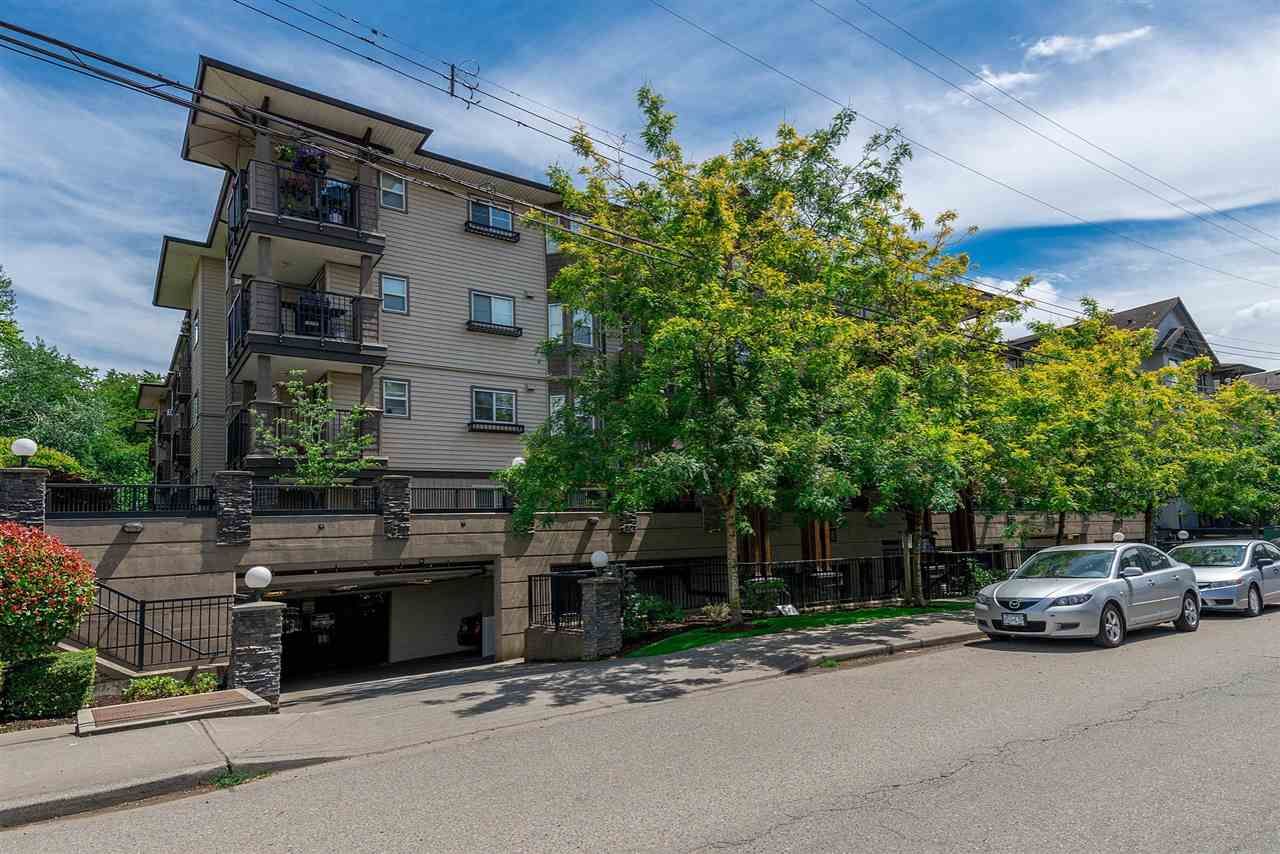 Main Photo: 301 5488 198 Street in Langley: Langley City Condo for sale in "BROOKLYN WYND" : MLS®# R2334755