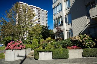 Photo 2: 401 1485 DUCHESS Avenue in West Vancouver: Ambleside Condo for sale in "The Mermaid" : MLS®# R2703375