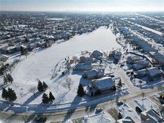 Photo 3: 184 Foxwarren Drive in Winnipeg: Amber Trails Residential for sale (4F)  : MLS®# 202302467