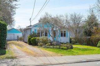 Photo 1: 2033 Carrick St in Oak Bay: OB Henderson House for sale : MLS®# 896975