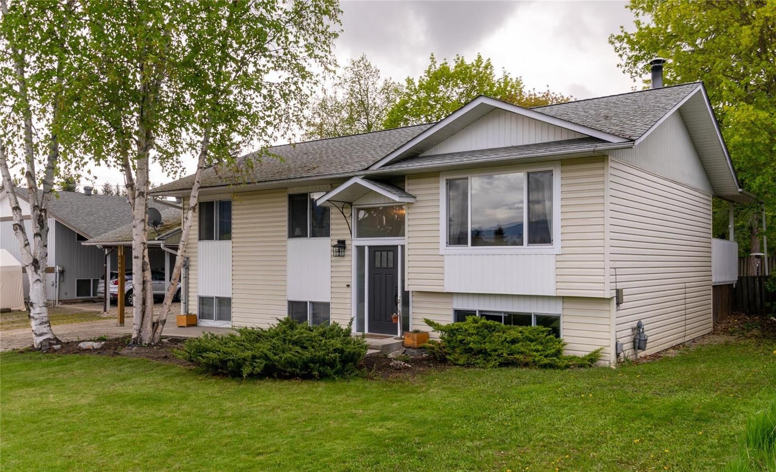 Main Photo: 2930 6 Avenue, SE in Salmon Arm: House for sale : MLS®# 10262693